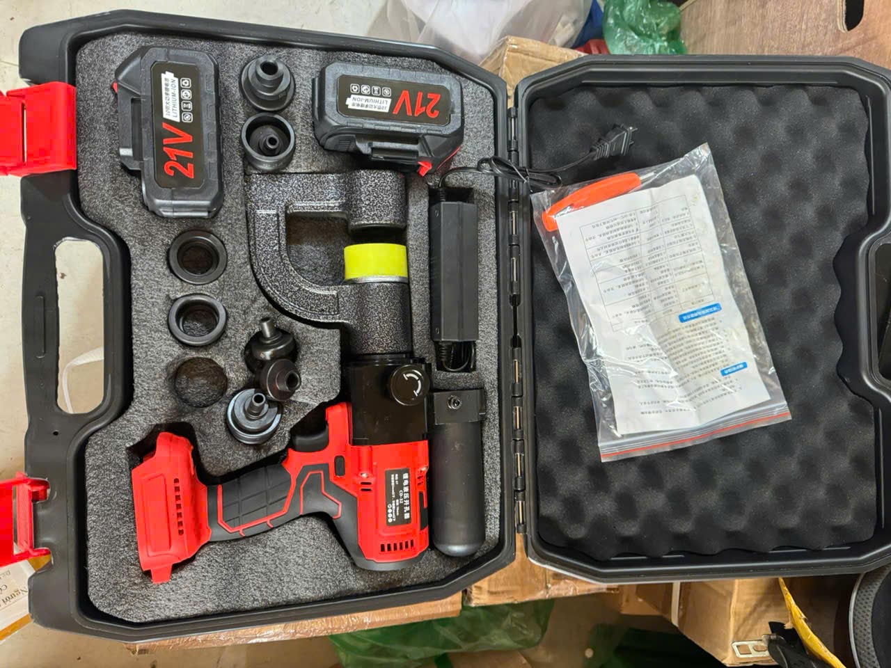 máy đột lỗ máng cáp thủy lực dùng pin