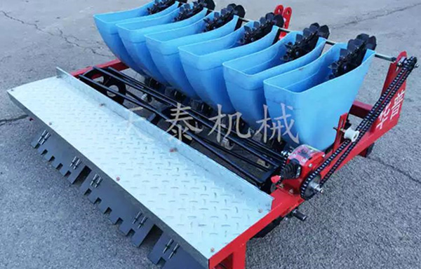 máy tuốt lạc máy kéo