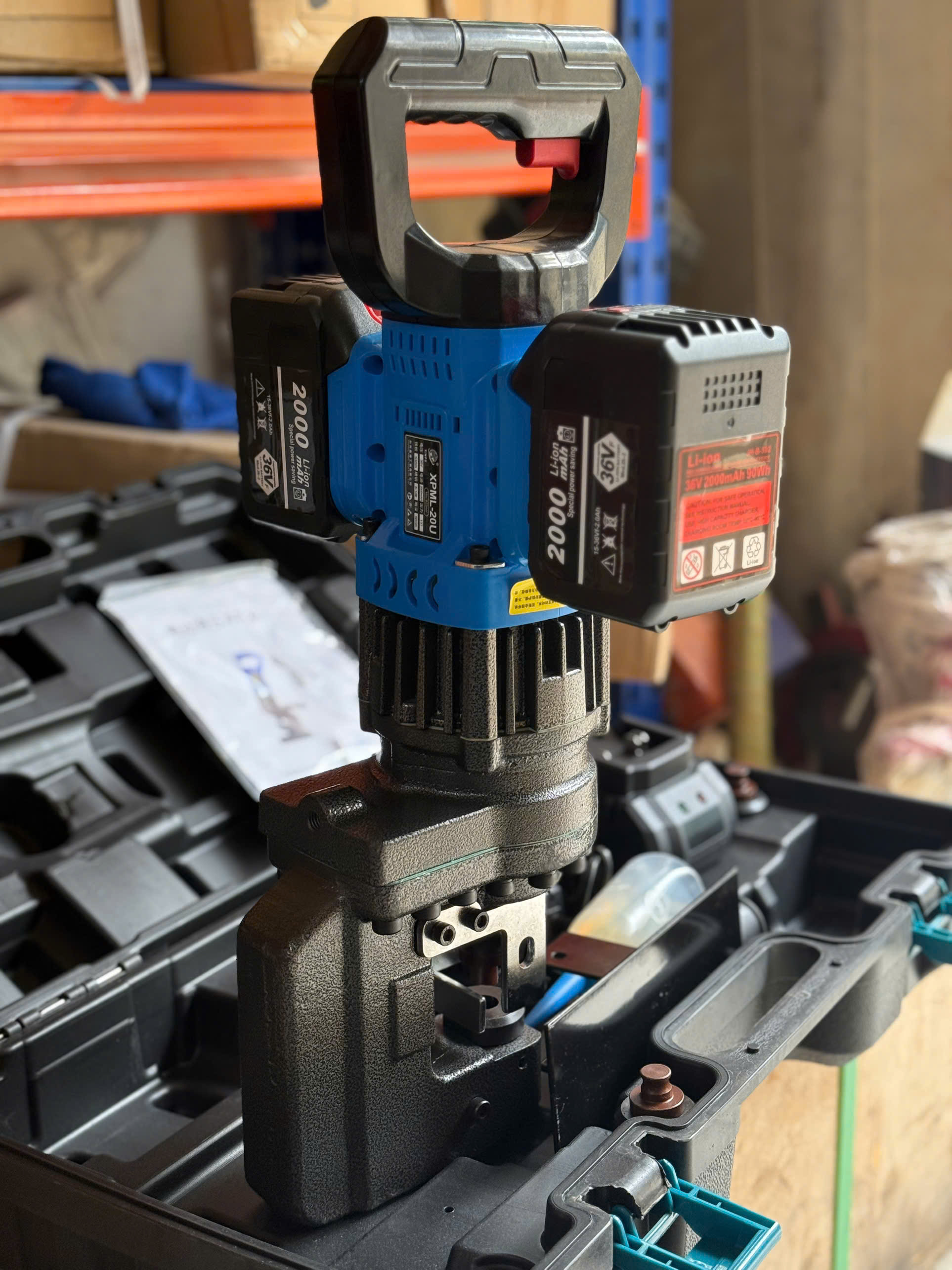 đại l&yacute; b&aacute;n m&aacute;y đột lỗ thủy lực cầm tay d&ugrave;ng pin tai H&agrave; Nội HCM