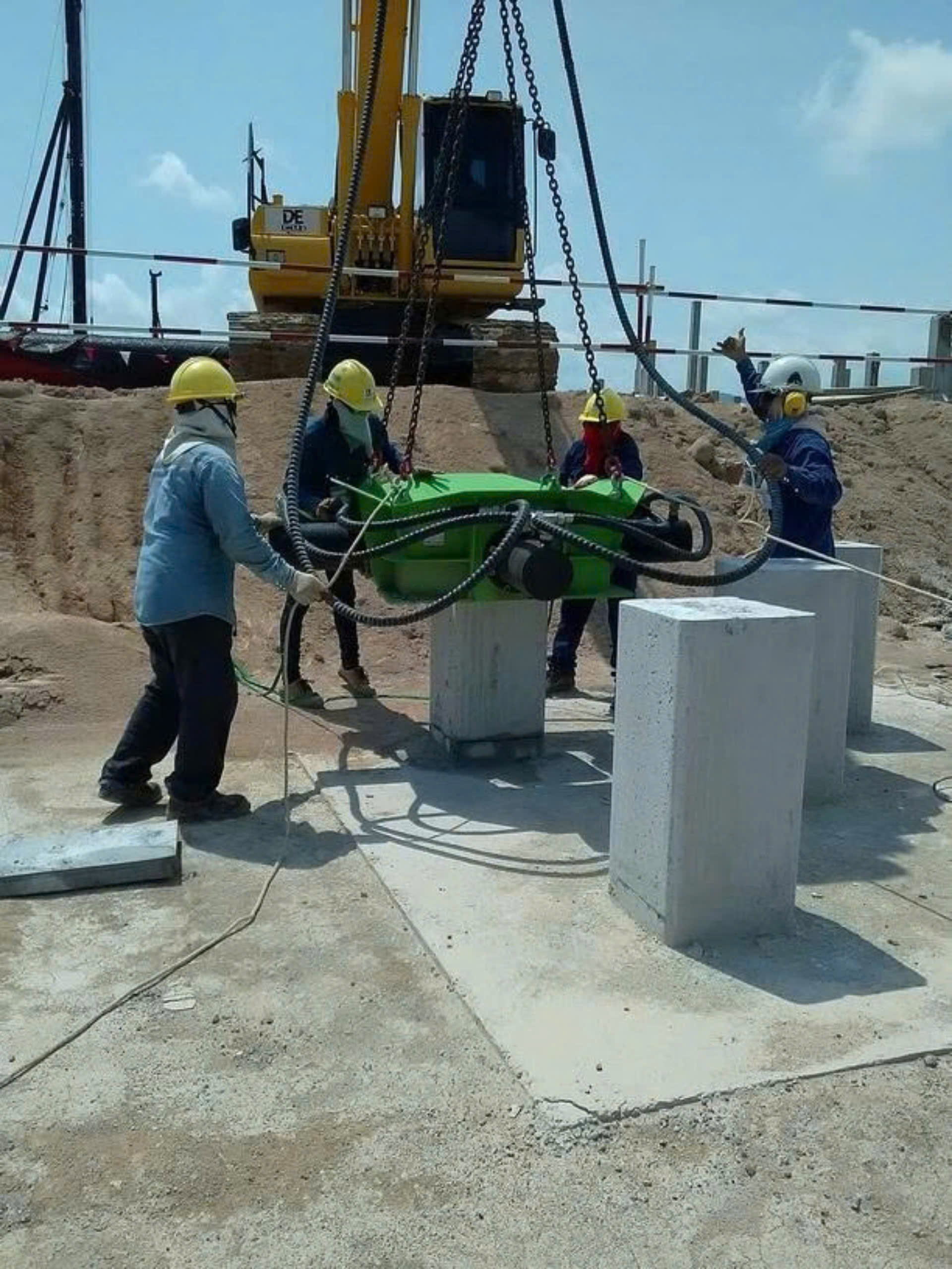 máy phá bê tông đàu cọc vuông thủy lực