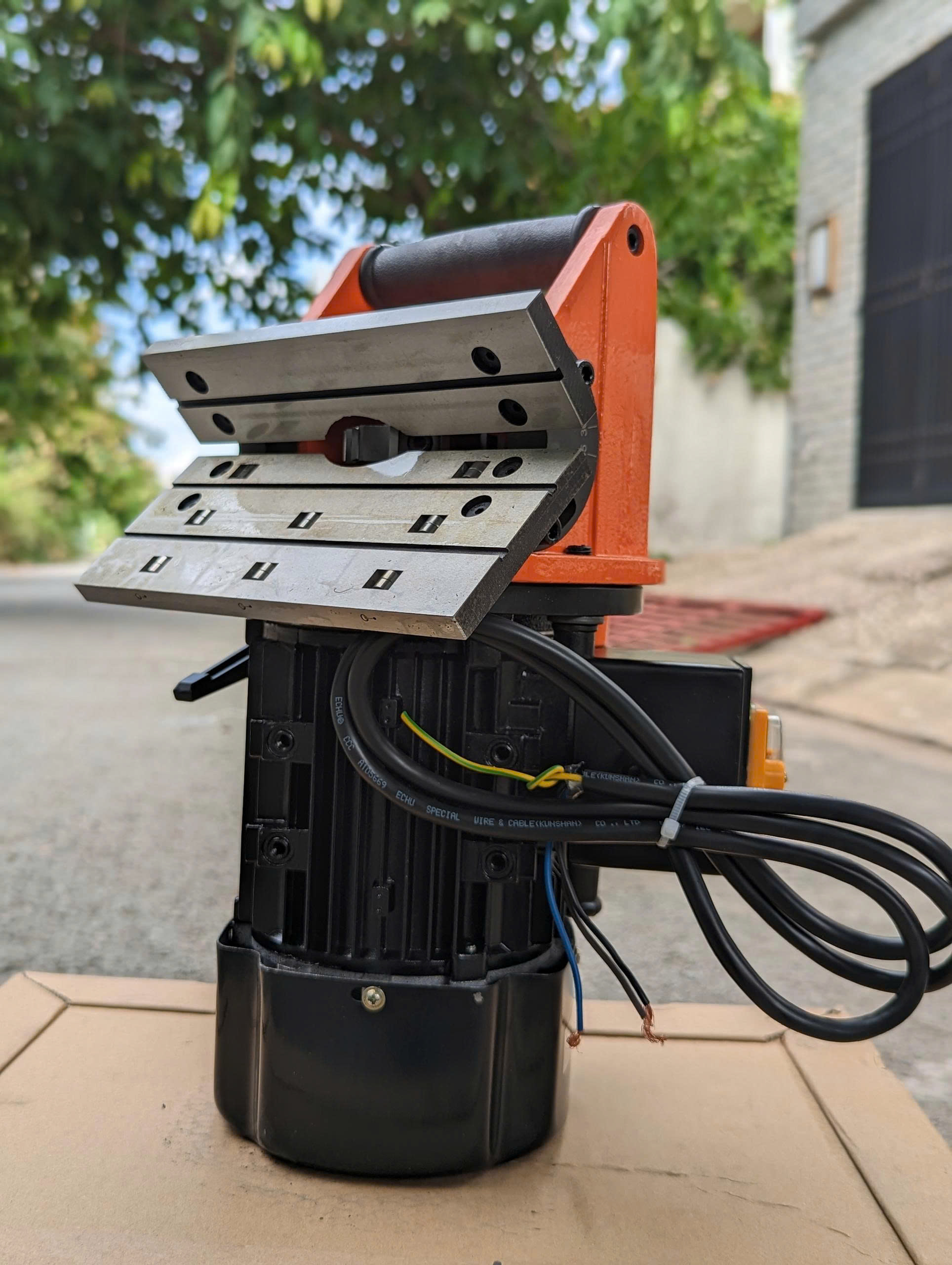 dia chi ban may vat mep kim loai JT200 tai Hanoi Saigon