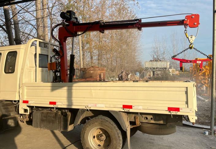 đia chỉ b&aacute;n cầu thủy lực 360 độ gắn xe tải điều khiẻn từ xa